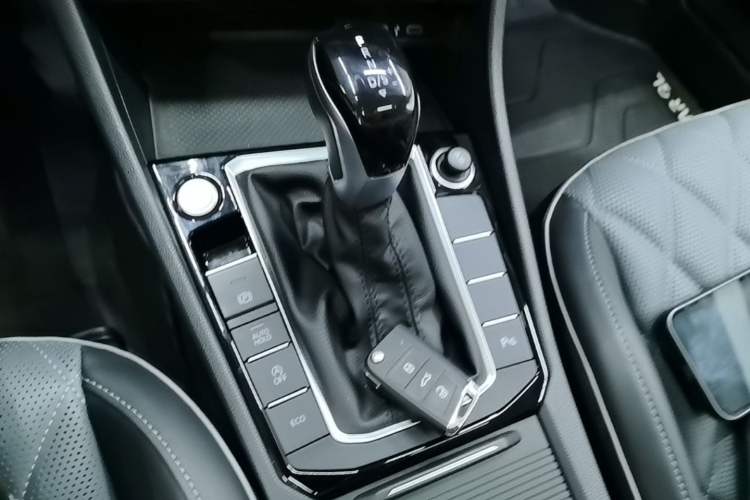 Used Volkswagen Sagitar 2024 300TSI DSG Excellence Edition Gear Lever