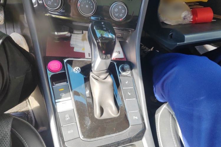 Used Volkswagen Sagitar 2024 300TSI DSG Excellence Edition Gear Lever