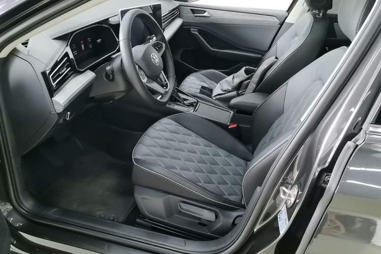 Used Volkswagen Sagitar 2024 300TSI DSG Excellence Edition Left Front Seat