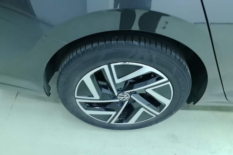 Used Volkswagen Sagitar 2024 300TSI DSG Excellence Edition Right Rear Wheel Hub