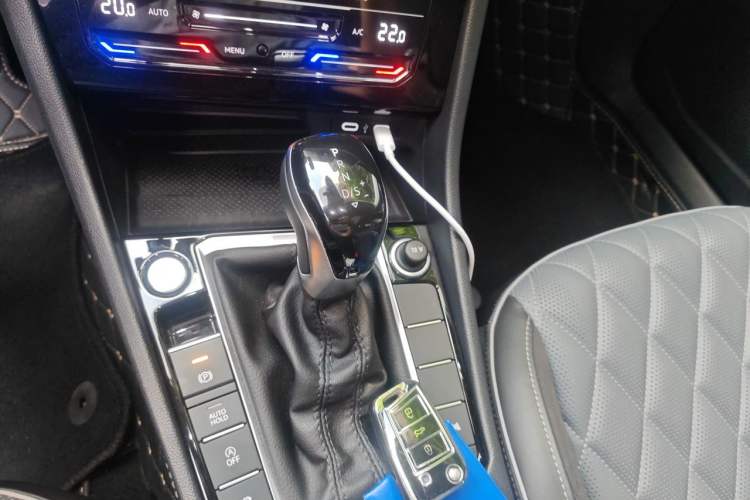 Used Volkswagen Sagitar 2024 300TSI DSG Excellence Edition Gear Lever