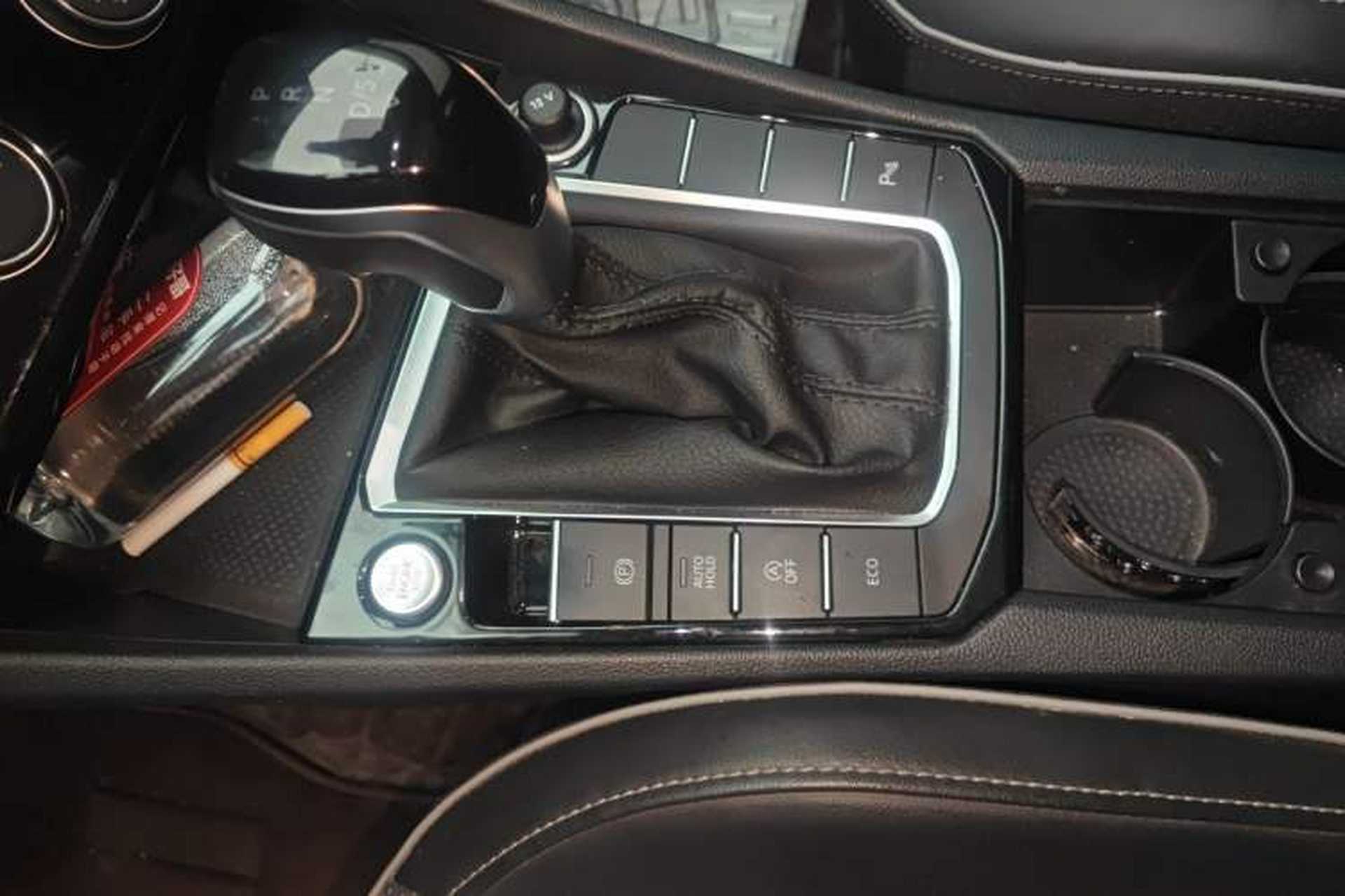 Used Volkswagen Sagitar 2024 300TSI DSG Excellence Edition Gear Lever