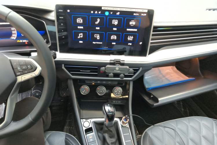 Used Volkswagen Sagitar 2024 300TSI DSG Excellence Edition Audio And AC Panel