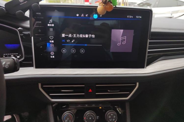 Used Volkswagen Sagitar 2024 300TSI DSG Excellence Edition Audio And AC Panel