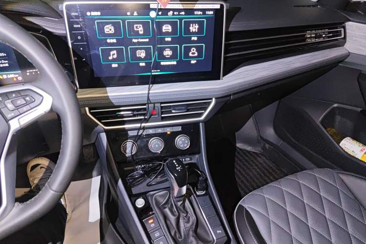 Used Volkswagen Sagitar 2024 300TSI DSG Excellence Edition Audio And AC Panel