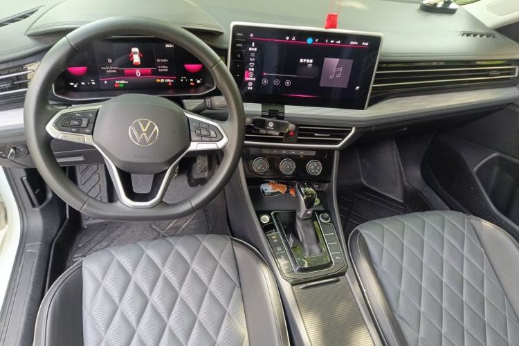 Used Volkswagen Sagitar 2024 300TSI DSG Excellence Edition Center Console