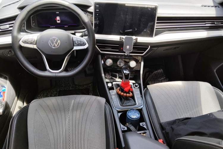 Used Volkswagen Sagitar 2024 300TSI DSG Excellence Edition Center Console