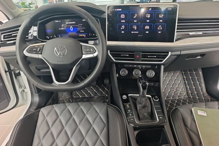 Used Volkswagen Sagitar 2024 300TSI DSG Excellence Edition Center Console