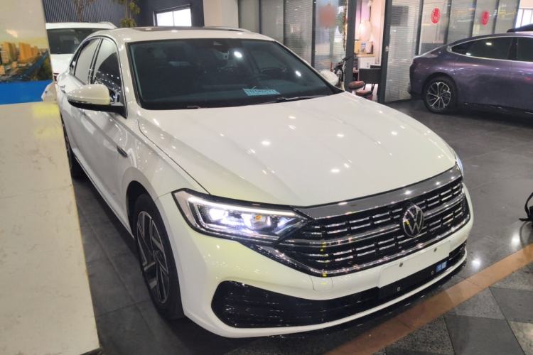 Used Volkswagen Sagitar 2024 300TSI DSG Excellence Edition Front Right 45 Deg