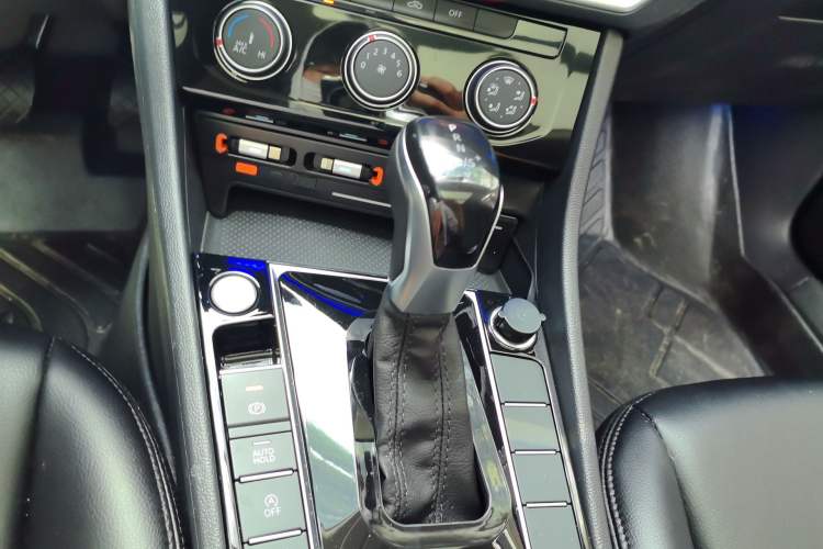 Used Volkswagen Sagitar 2024 200TSI DSG Excellence Edition Gear Lever