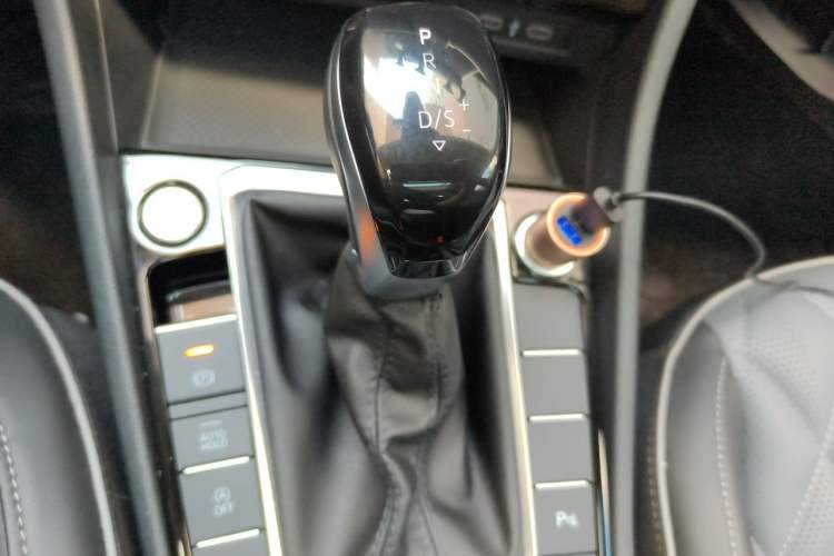 Used Volkswagen Sagitar 2024 300TSI DSG Excellence Edition Gear Lever
