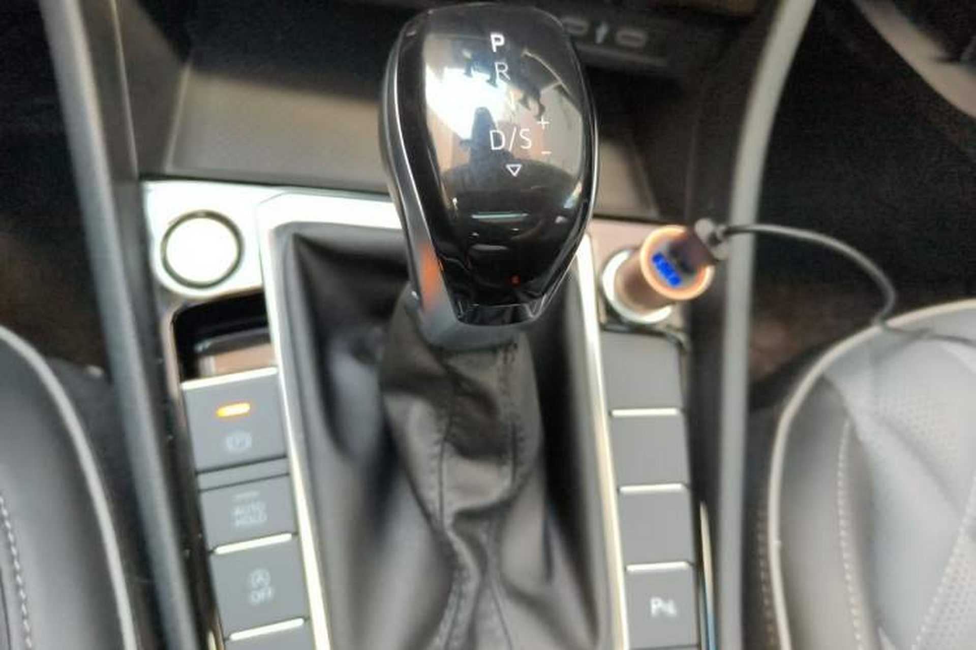 Used Volkswagen Sagitar 2024 300TSI DSG Excellence Edition Gear Lever