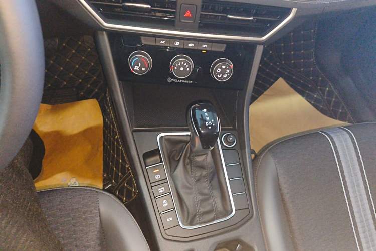 Used Volkswagen Sagitar 2024 300TSI DSG Flyover Edition Gear Lever