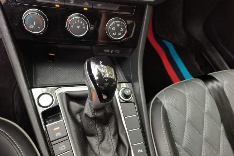 Used Volkswagen Sagitar 2024 300TSI DSG Excellence Edition Gear Lever