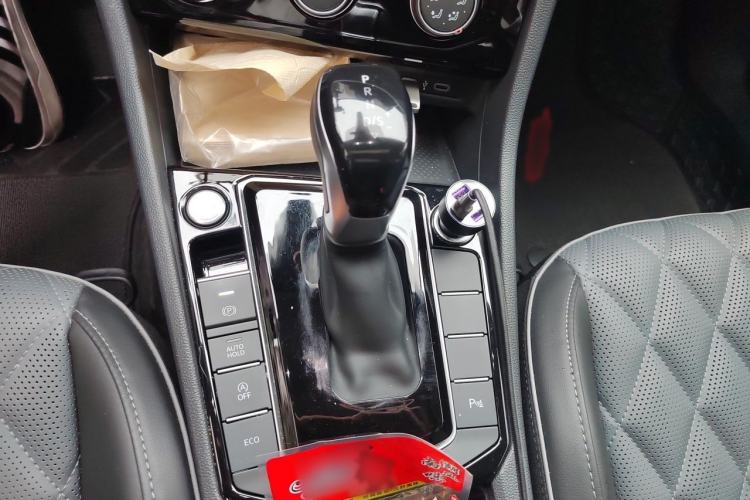 Used Volkswagen Sagitar 2024 300TSI DSG Excellence Edition Gear Lever