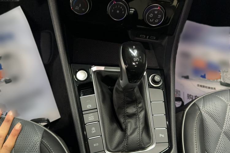 Used Volkswagen Sagitar 2024 300TSI DSG Excellence Edition Gear Lever