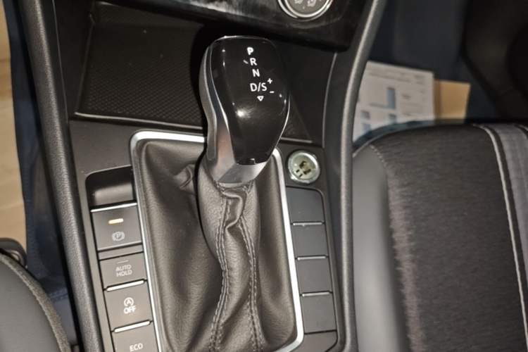 Used Volkswagen Sagitar 2024 200TSI DSG Flyover Edition Gear Lever