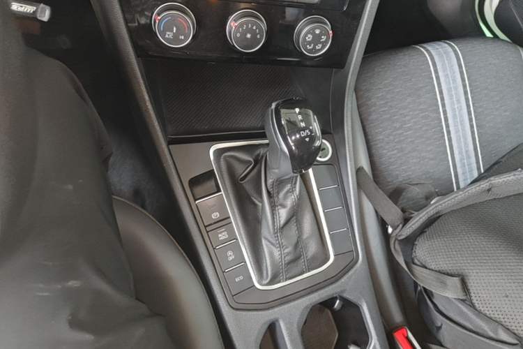 Used Volkswagen Sagitar 2024 200TSI DSG Flyover Edition Gear Lever