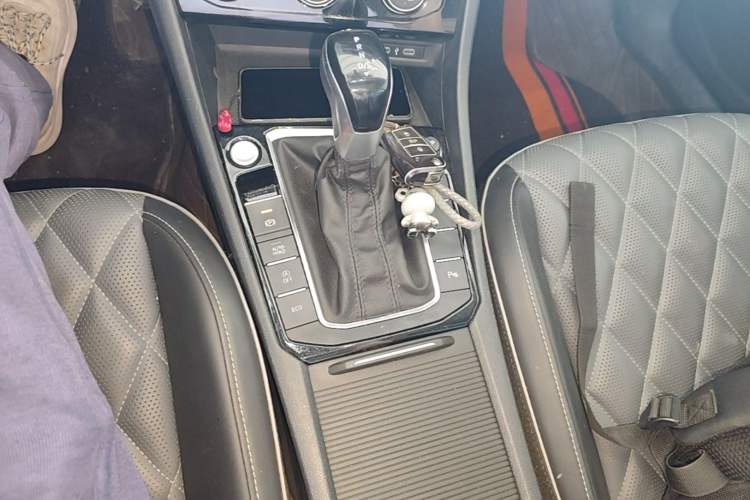 Used Volkswagen Sagitar 2024 300TSI DSG Excellence Edition Gear Lever
