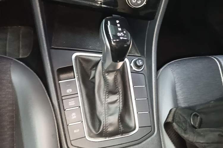 Used Volkswagen Sagitar 2024 200TSI DSG Flyover Edition Gear Lever