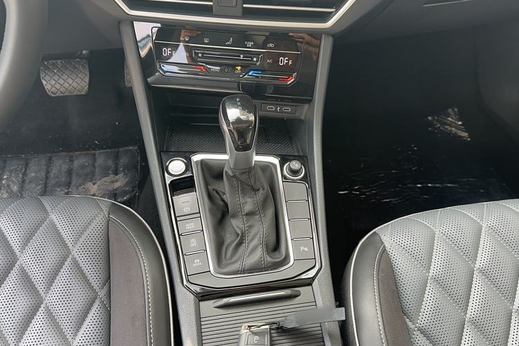 Used Volkswagen Sagitar 2024 300TSI DSG Excellence Edition Gear Lever