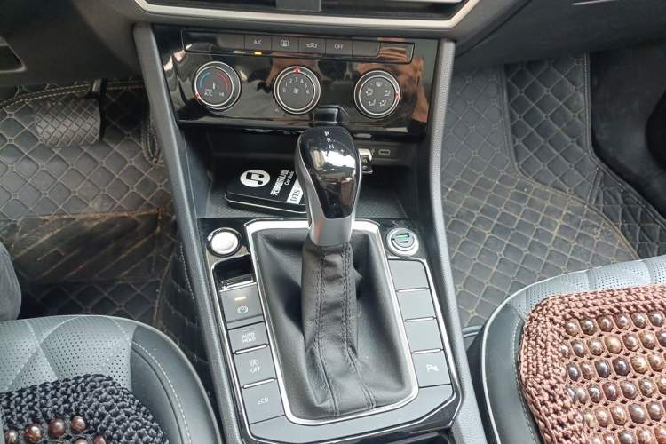 Used Volkswagen Sagitar 2024 300TSI DSG Excellence Edition Gear Lever