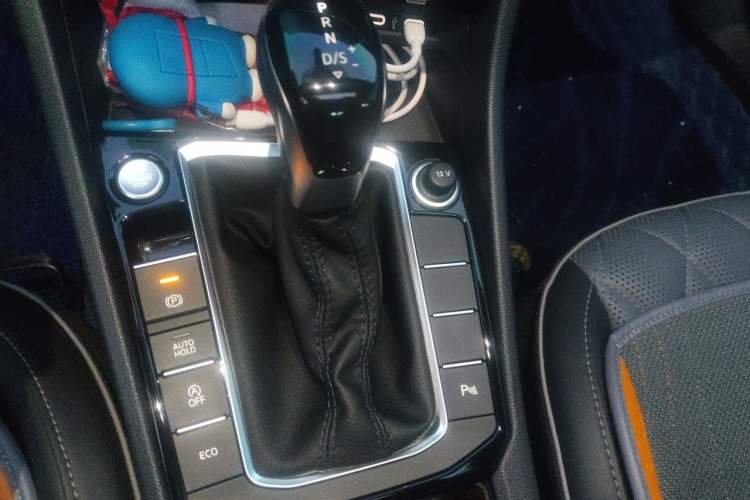 Used Volkswagen Sagitar 2024 300TSI DSG Excellence Edition Gear Lever