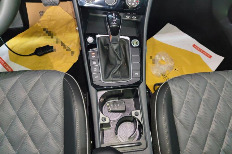 Used Volkswagen Sagitar 2024 300TSI DSG Excellence Edition Gear Lever