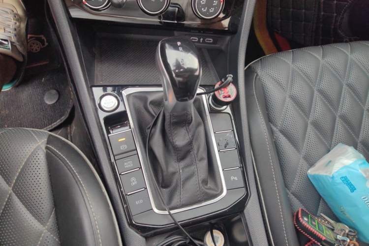 Used Volkswagen Sagitar 2024 300TSI DSG Excellence Edition Gear Lever