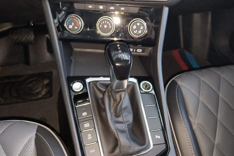 Used Volkswagen Sagitar 2024 300TSI DSG Excellence Edition Gear Lever