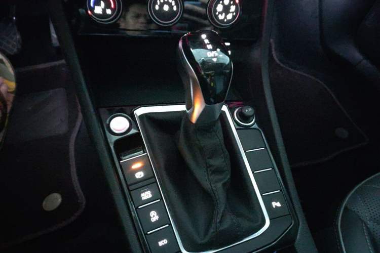 Used Volkswagen Sagitar 2024 300TSI DSG Excellence Edition Gear Lever