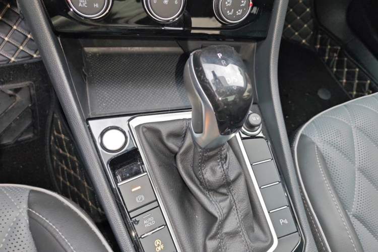 Used Volkswagen Sagitar 2024 300TSI DSG Excellence Edition Gear Lever