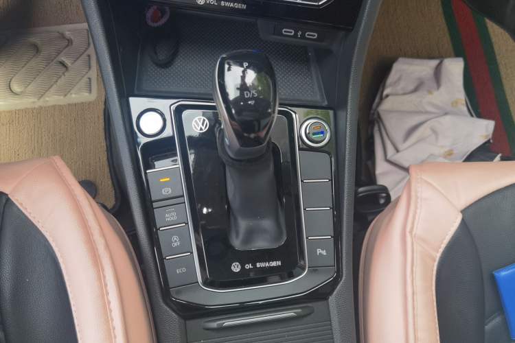 Used Volkswagen Sagitar 2024 300TSI DSG Excellence Edition Gear Lever