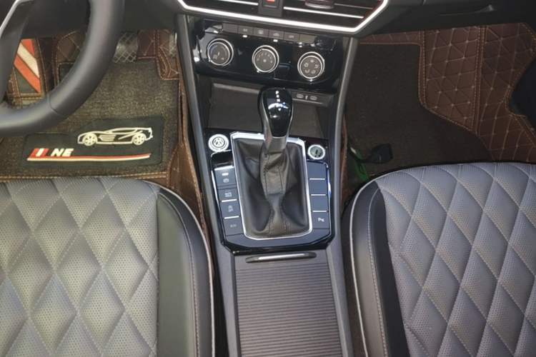 Used Volkswagen Sagitar 2024 300TSI DSG Excellence Edition Gear Lever