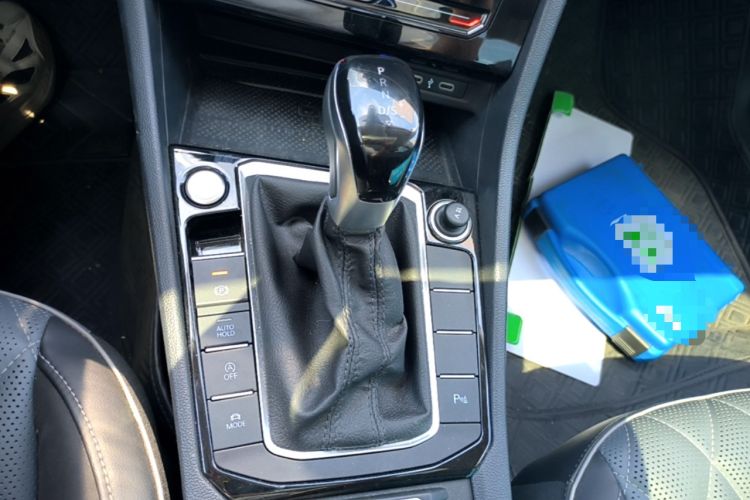 Used Volkswagen Sagitar 2024 300TSI DSG Excellence Edition Gear Lever
