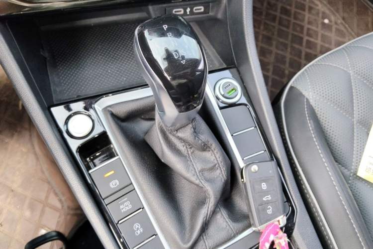 Used Volkswagen Sagitar 2024 300TSI DSG Excellence Edition Gear Lever