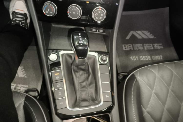 Used Volkswagen Sagitar 2024 300TSI DSG Excellence Edition Gear Lever