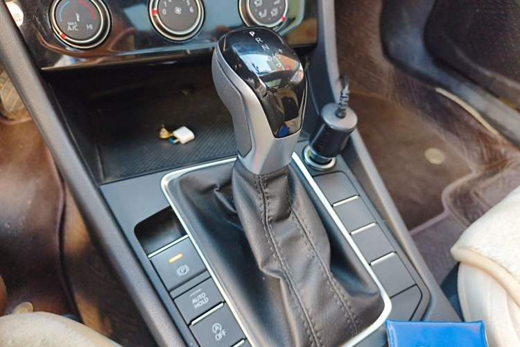 Used Volkswagen Sagitar 2024 300TSI DSG Flyover Edition Gear Lever