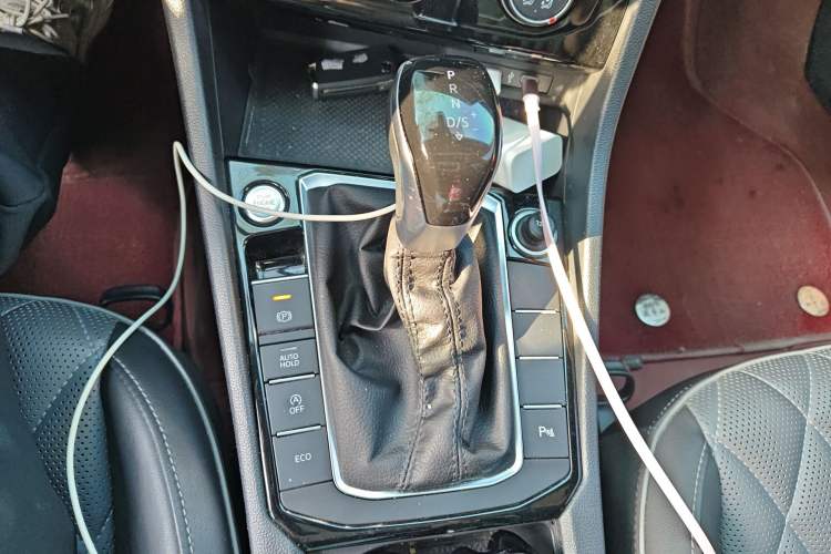 Used Volkswagen Sagitar 2024 300TSI DSG Excellence Edition Gear Lever