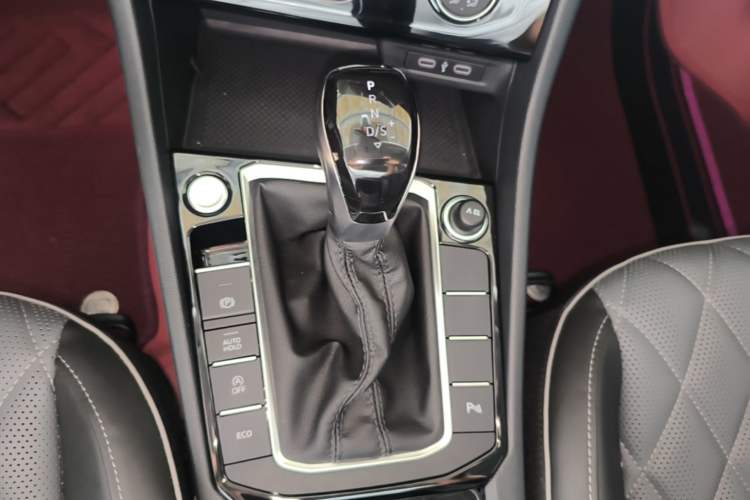 Used Volkswagen Sagitar 2024 300TSI DSG Excellence Edition Gear Lever