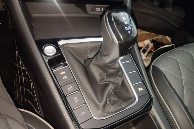 Used Volkswagen Sagitar 2024 300TSI DSG Excellence Edition Gear Lever