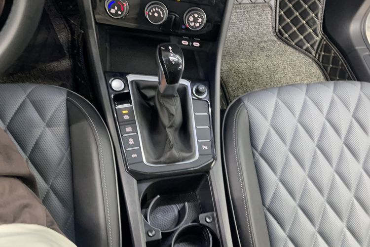 Used Volkswagen Sagitar 2024 300TSI DSG Excellence Edition Gear Lever