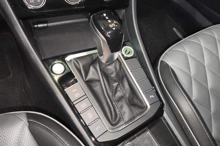 Used Volkswagen Sagitar 2024 300TSI DSG Excellence Edition Gear Lever
