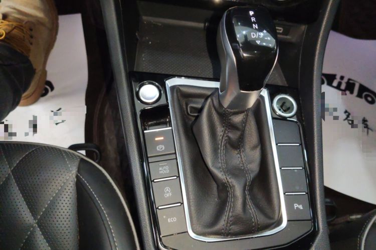 Used Volkswagen Sagitar 2024 300TSI DSG Excellence Edition Gear Lever