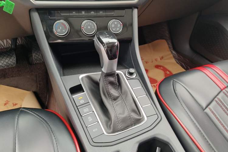 Used Volkswagen Sagitar 2024 200TSI DSG Flyover Edition Gear Lever