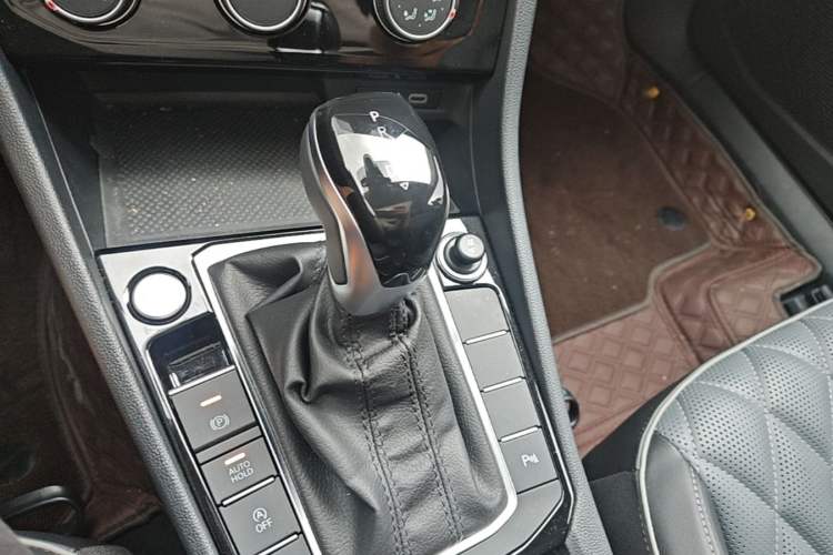 Used Volkswagen Sagitar 2024 300TSI DSG Excellence Edition Gear Lever