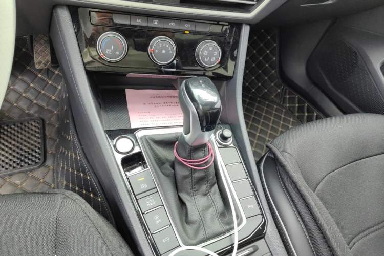 Used Volkswagen Sagitar 2024 300TSI DSG Excellence Edition Gear Lever