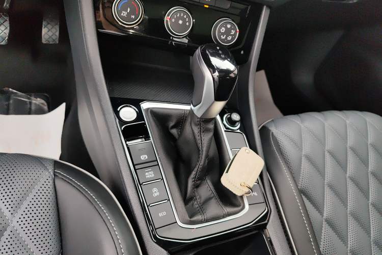 Used Volkswagen Sagitar 2024 300TSI DSG Excellence Edition Gear Lever