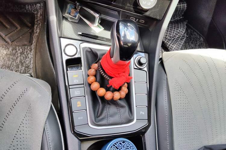 Used Volkswagen Sagitar 2024 300TSI DSG Excellence Edition Gear Lever