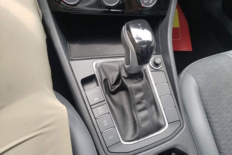 Used Volkswagen Sagitar 2024 200TSI DSG Flyover Edition Gear Lever